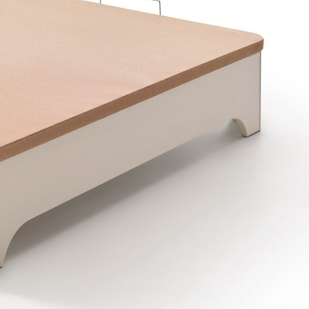 Canapé abatible de madera Milán color blanco sobre fondo blanco