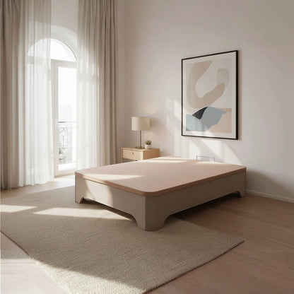 Canapé abatible de madera Milán color blanco cerrado en un dormitorio luminoso