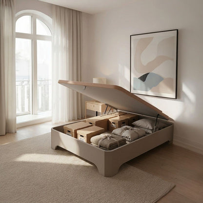 Canapé abatible de madera Milán color blanco abierto con cajas, mantas y almohadas guardadas, en un dormitorio luminoso