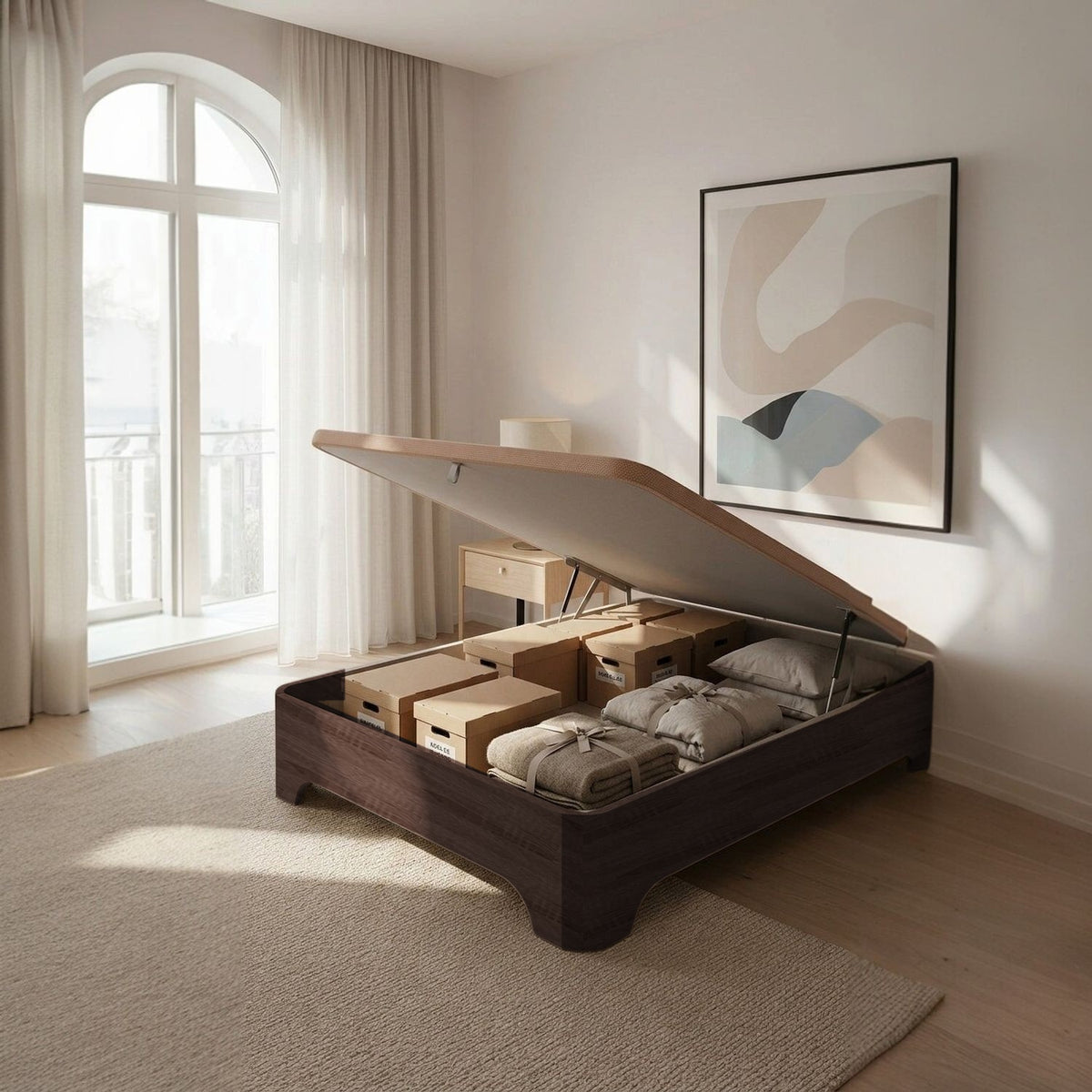 Canapé abatible de madera Milán color wengué abierto con cajas, mantas y almohadas guardadas, en un dormitorio luminoso