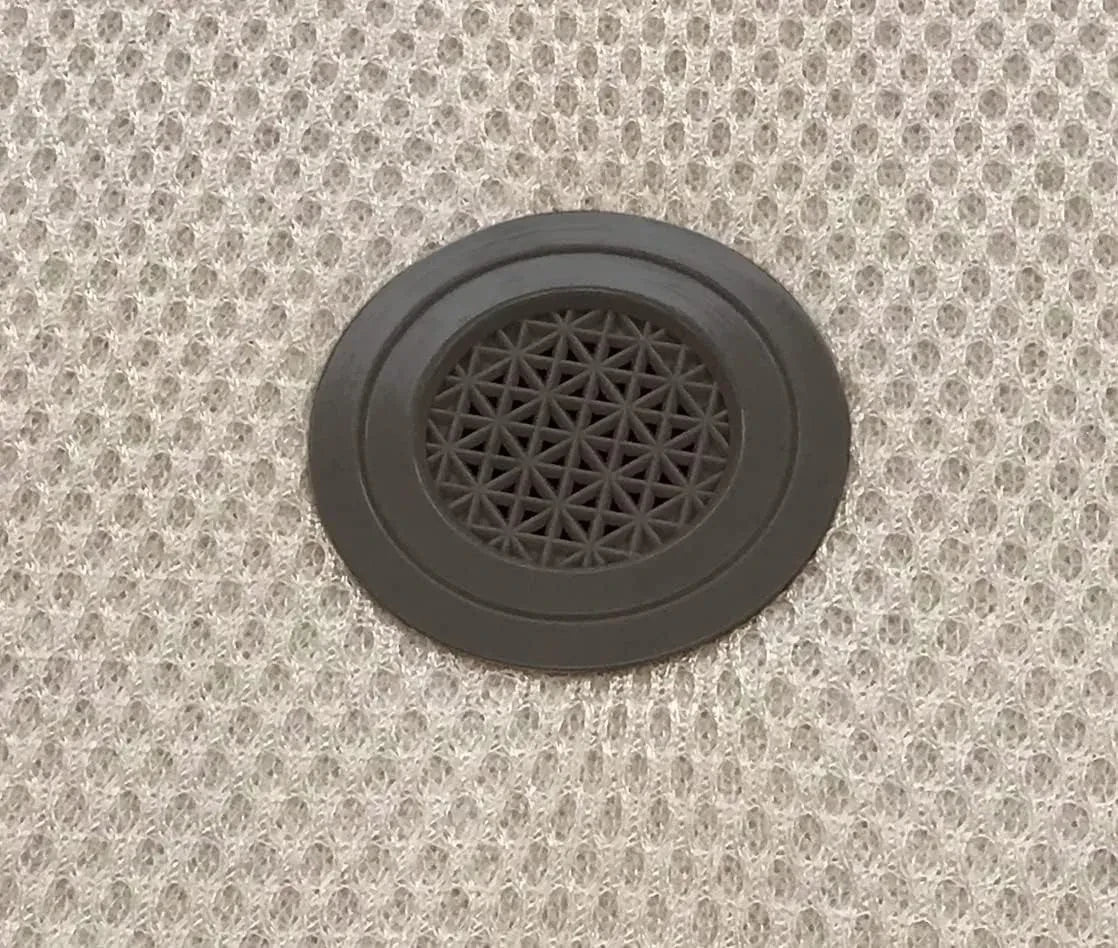 Detalle de la válvula de aireación circular en tejido 3D transpirable del canapé Velare Nápoles